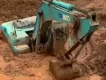 這個挖掘機真的厲害了，居然掉進了泥坑里，還在泥坑里面轉(zhuǎn)圈圈！ (284播放)