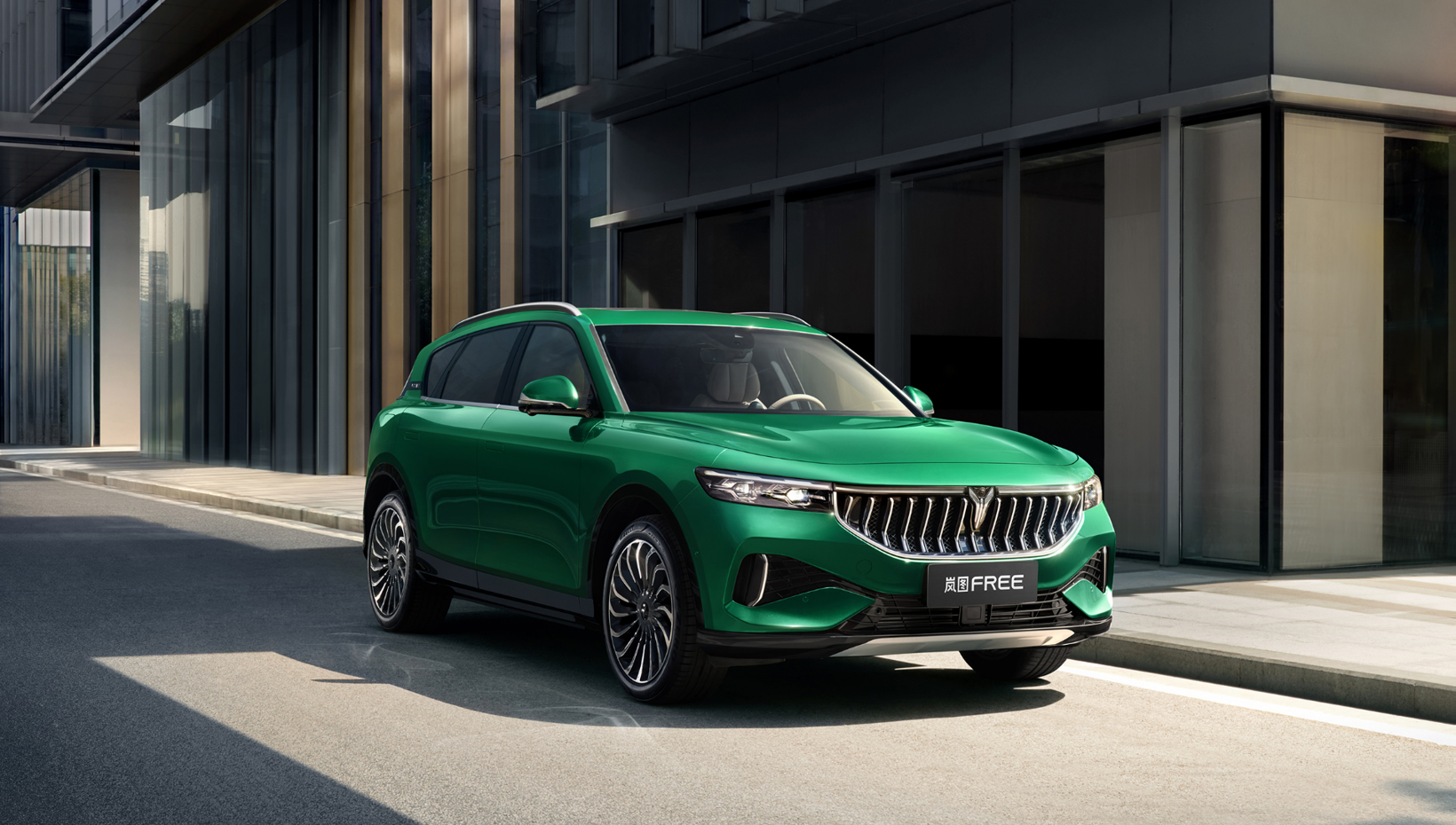 上?；靹?dòng)政策切換窗口期 嵐圖調(diào)配2000輛現(xiàn)車(chē)抵滬