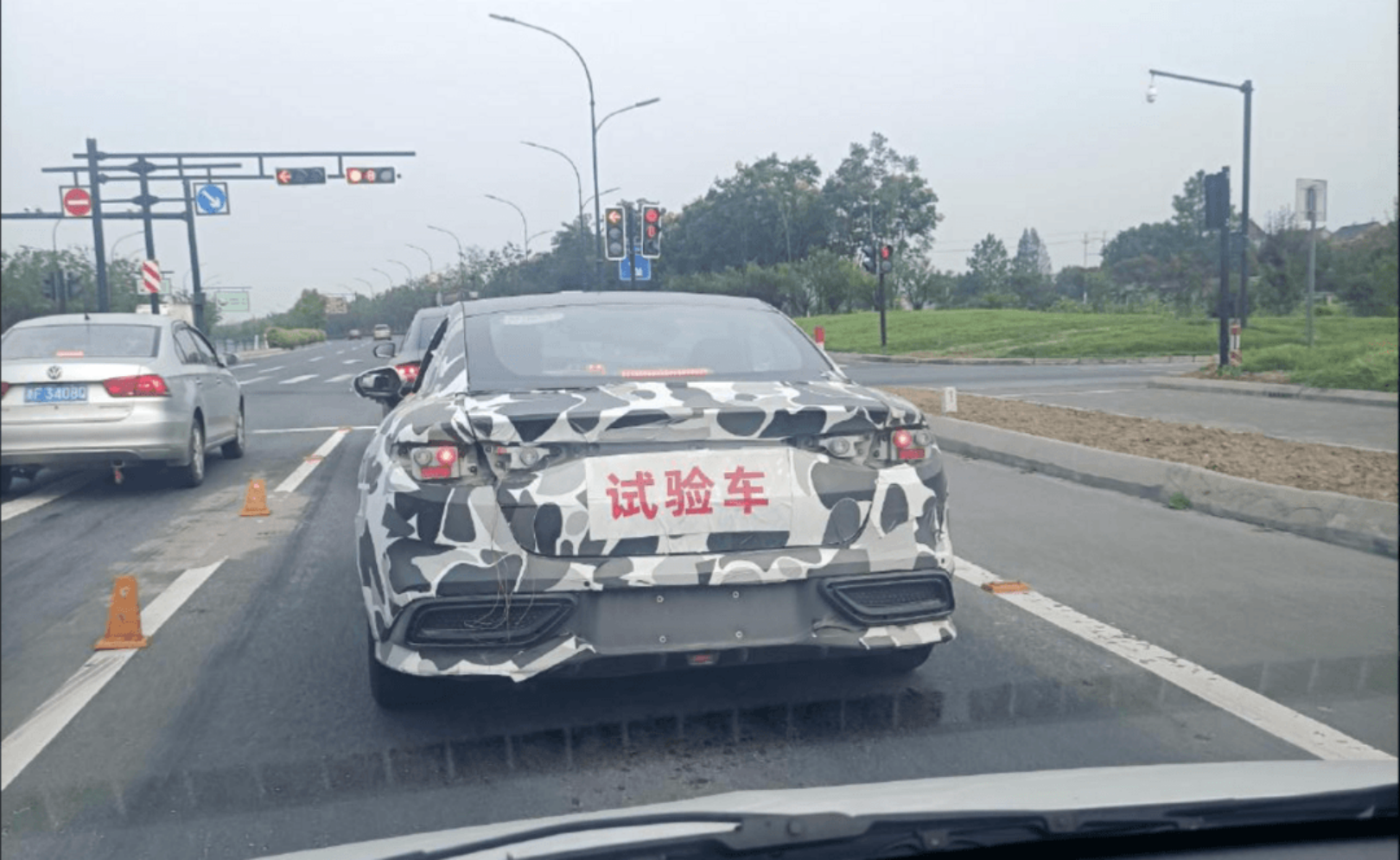 哪吒雙門轎跑諜照曝光，山海平臺(tái)第二款車