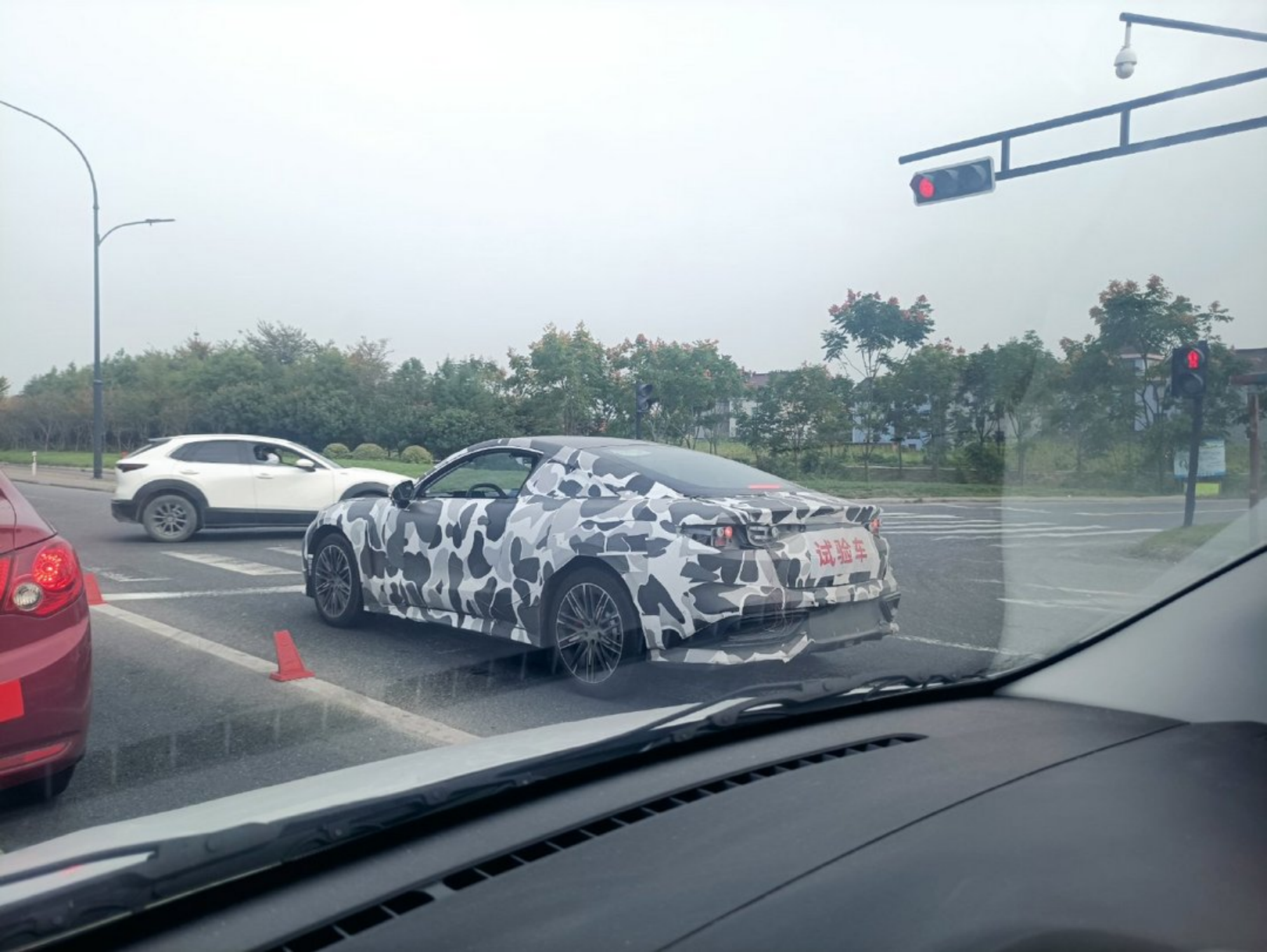 哪吒雙門轎跑諜照曝光，山海平臺(tái)第二款車